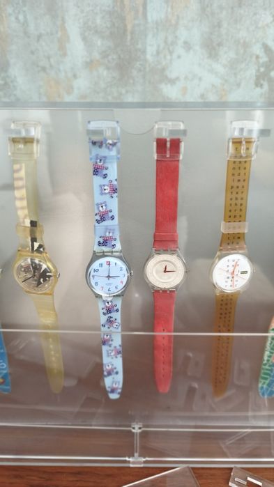Coleção de 12 relógios Swatch com expositore