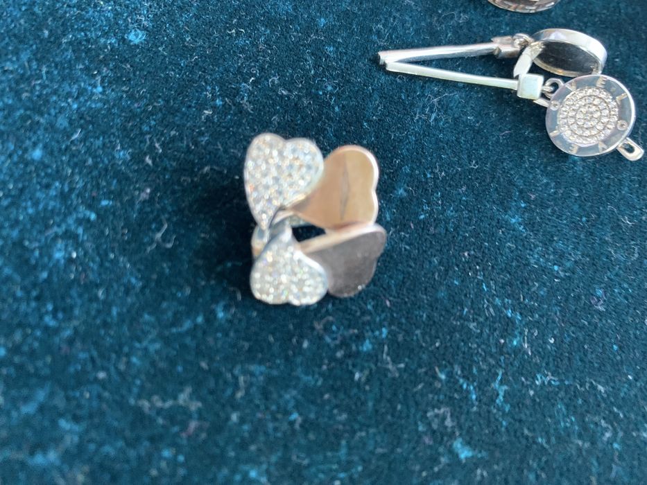 Срібло , сережки , браслети , ланцюжки .