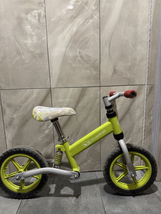 дитячий ровер без педалів.