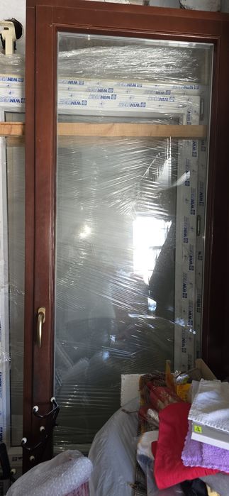 Дверь пластиковая и деревянная со стеклопакетом и ручкой латунной