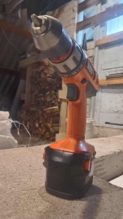 AEG. Шуруповерт. Подарунок ліхтар.