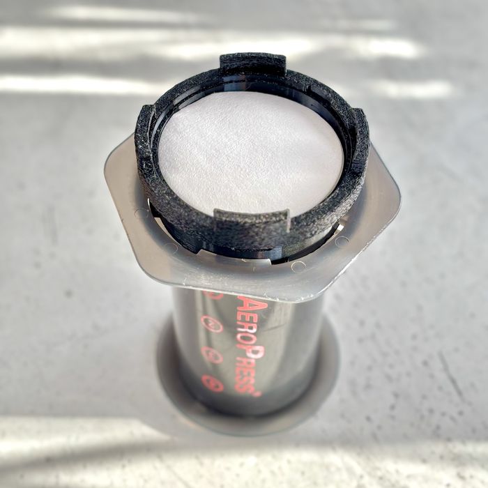 Pojemnik na filtry do AeroPress – montowany pod sitko | druk 3D