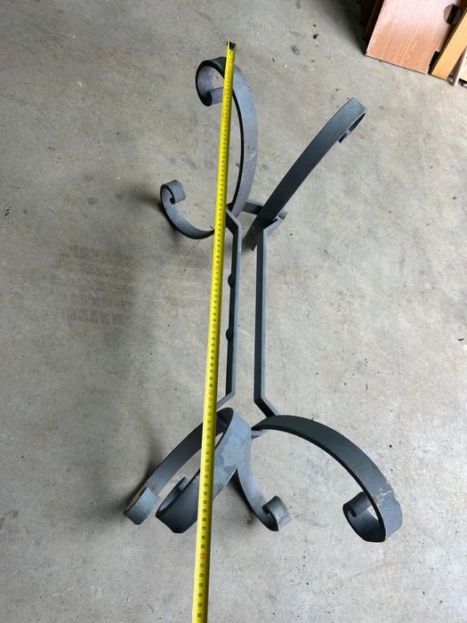 Pé de mesa de centro em ferro artesanal, metalizado.