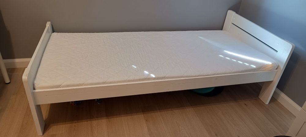 Łóżko 90x200 z materacem