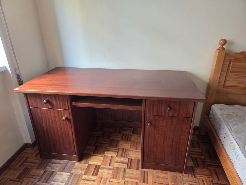 Secretária de mogno com muita arrumação