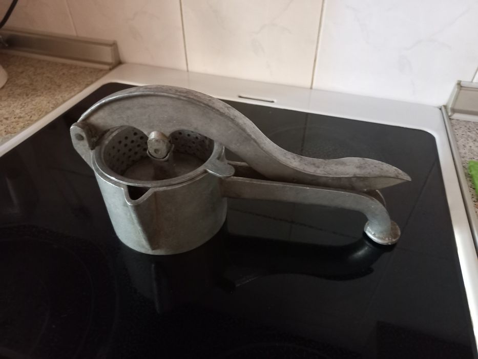 Кофемашинка електрична, ручна соковижималка,