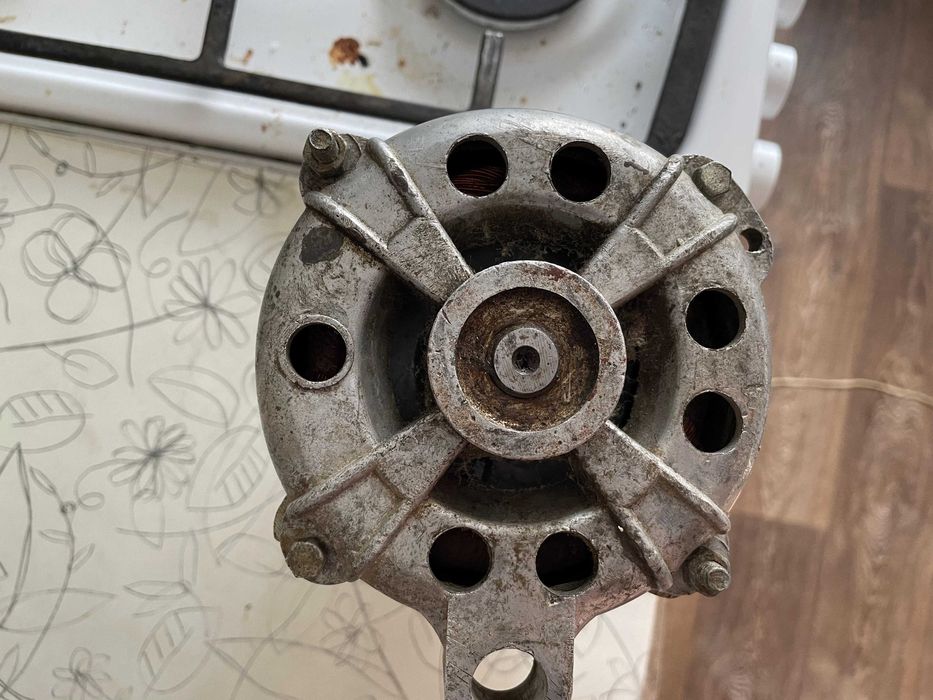 Электродвигатель от стиральной машины АВЕ 071-4С 220В 1350 об/мин.