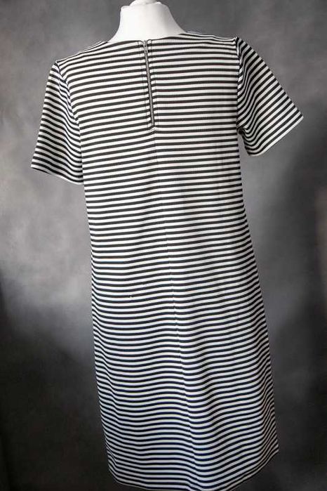 Sukienka w paski na krótki rękaw na jesień i zimę