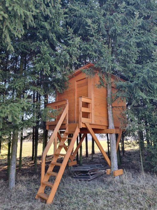 Drewniany domek na drzewie