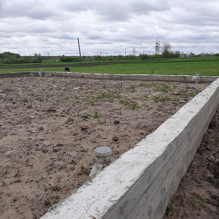 Земельна ділянка в м.Корець з новими фундаментом