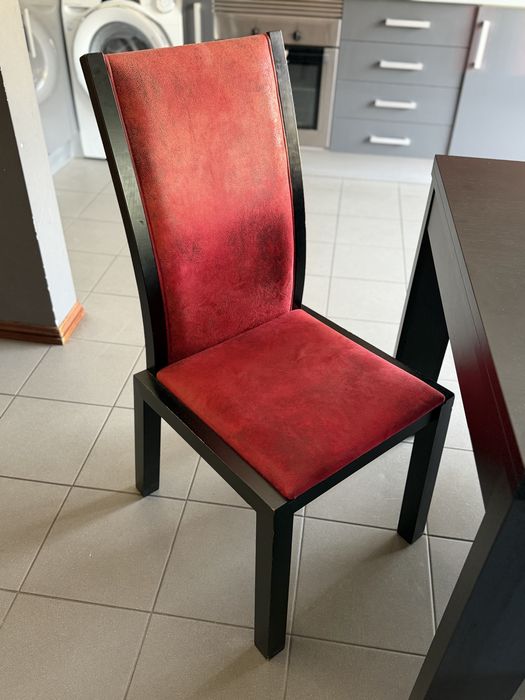 Mesa em madeira com 6 cadeiras vermelhas