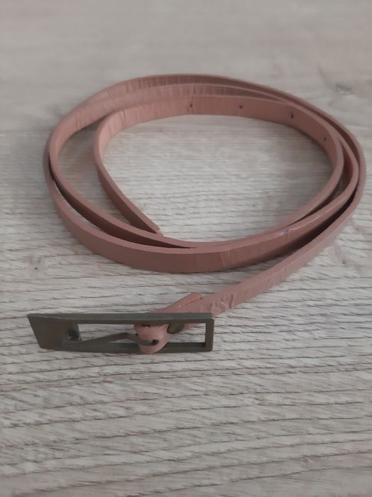 Pasek damski brązowy cienki długość 105cm 105 cm z klamrą modny fason