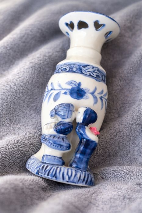 Wazonik z figurkami ...