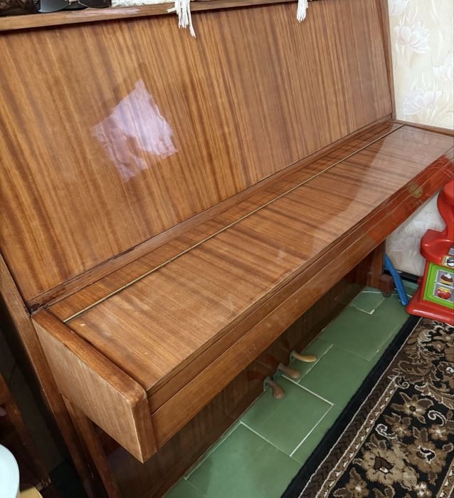 Пианино Украина трехпедальное