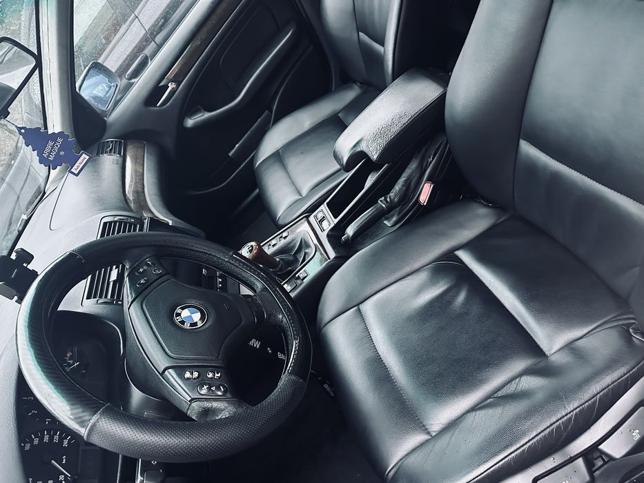 •	BMW Série 3 pronto a circular