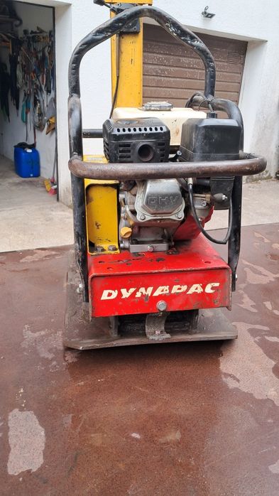 Máquina de compactar terras e calçada