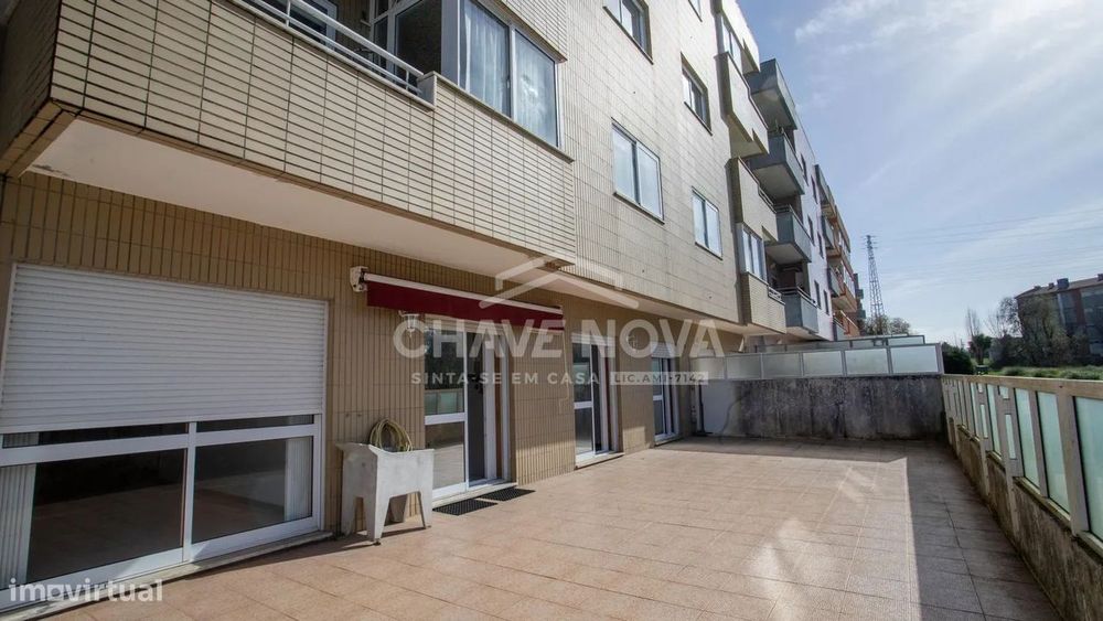 T2 c/ Terraço e Lugar de Garagem em Santa Maria da Feira — Rio Meão, Aveiro