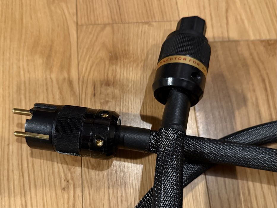 Illuminati Power Reference One kabel sieciowy