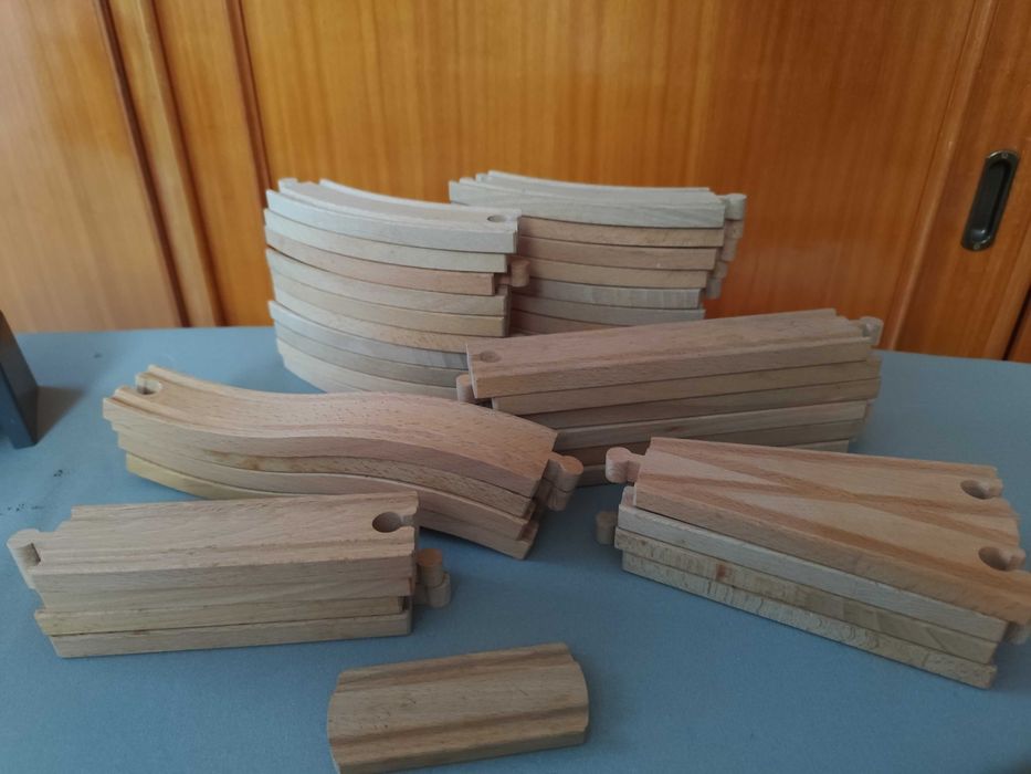 Conjunto de pista de comboio em madeira com 58 peças