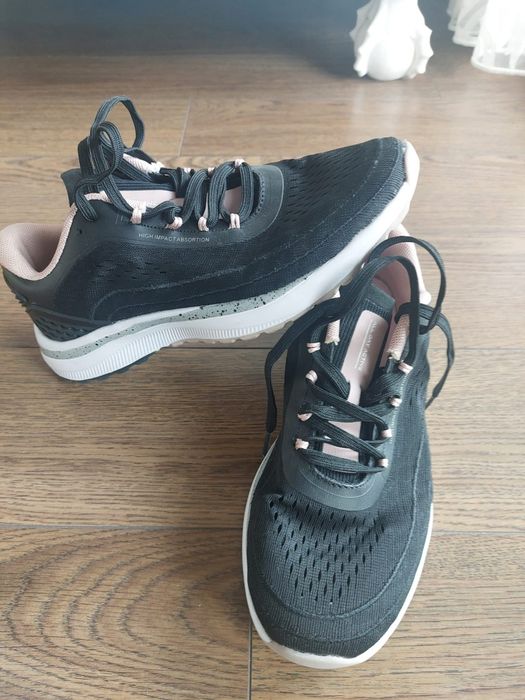 Ténis pretos e rosa Lefties