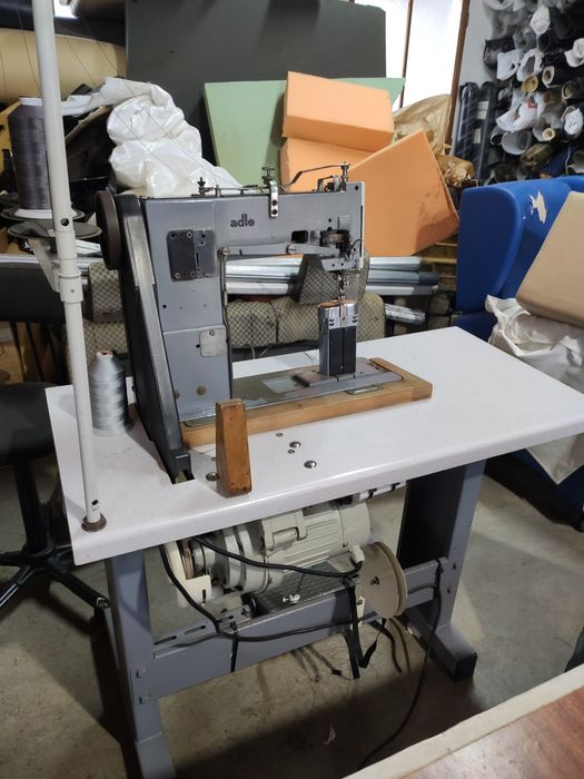 Máquina de costura de coluna com duas agulhas DURKOPP ADLER AG