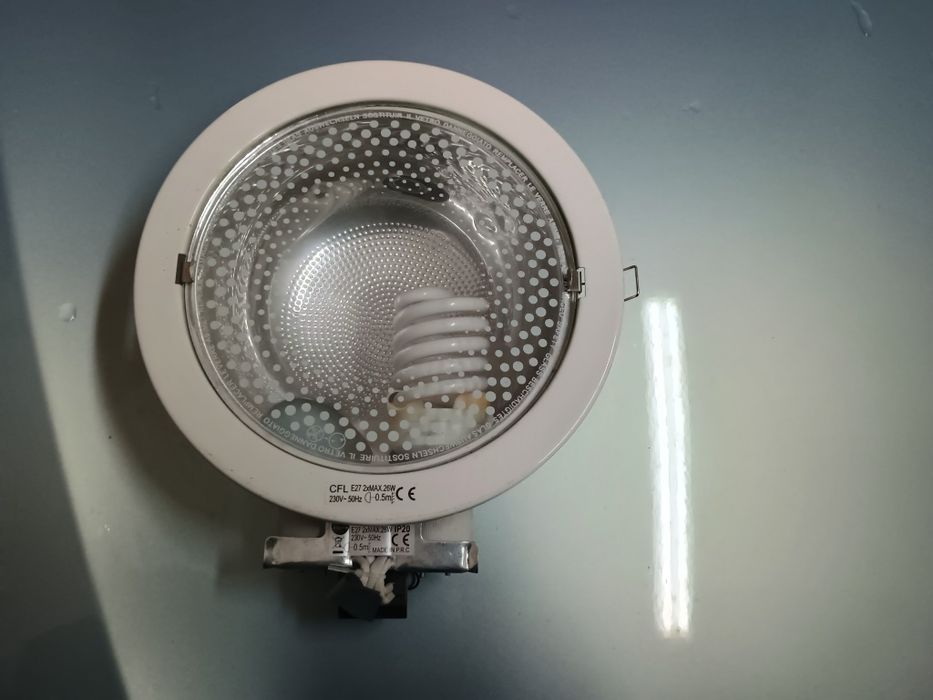 Lampa sufitowa z żarówką