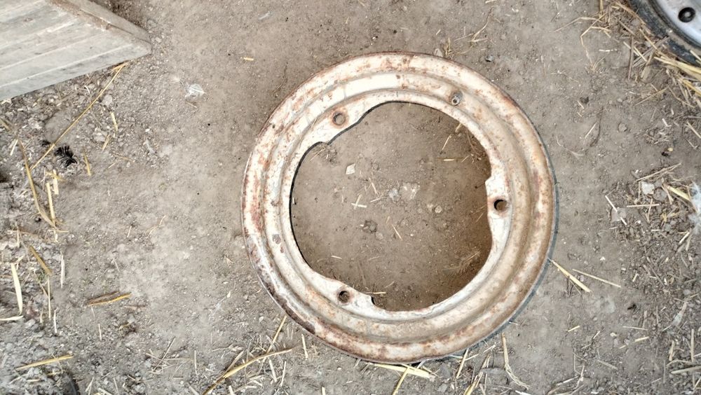 Продам резину р 16 с дискі гольф 2 таврія