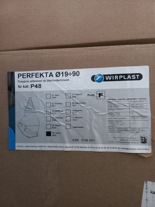 Przejście antenowe do blachodachówek