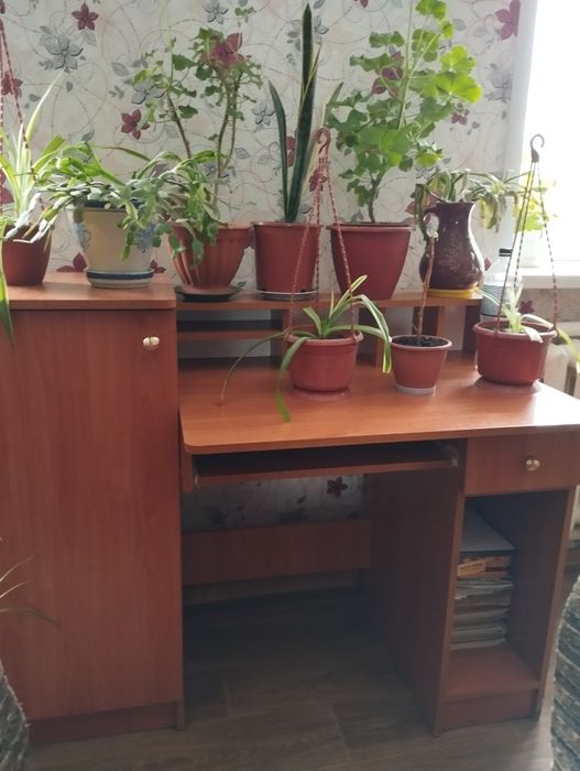 Продам стіл комп'ютерний б/у