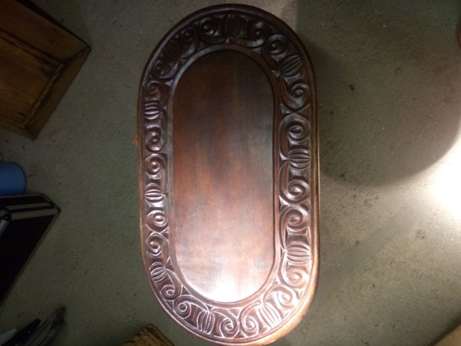 Mesa Africana com pernas num só bloco de madeira