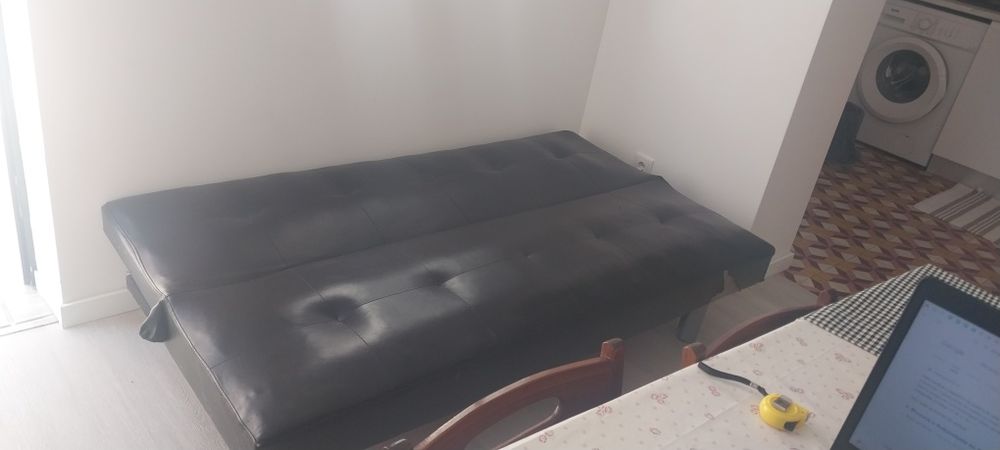 Sofá Cama preto usado
