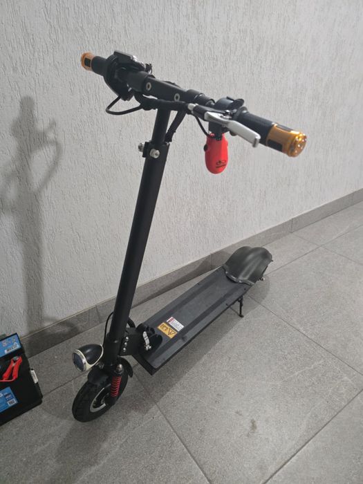 Єлектросамокат дуже якісний, склладний, привезен з Німеччини, чорного