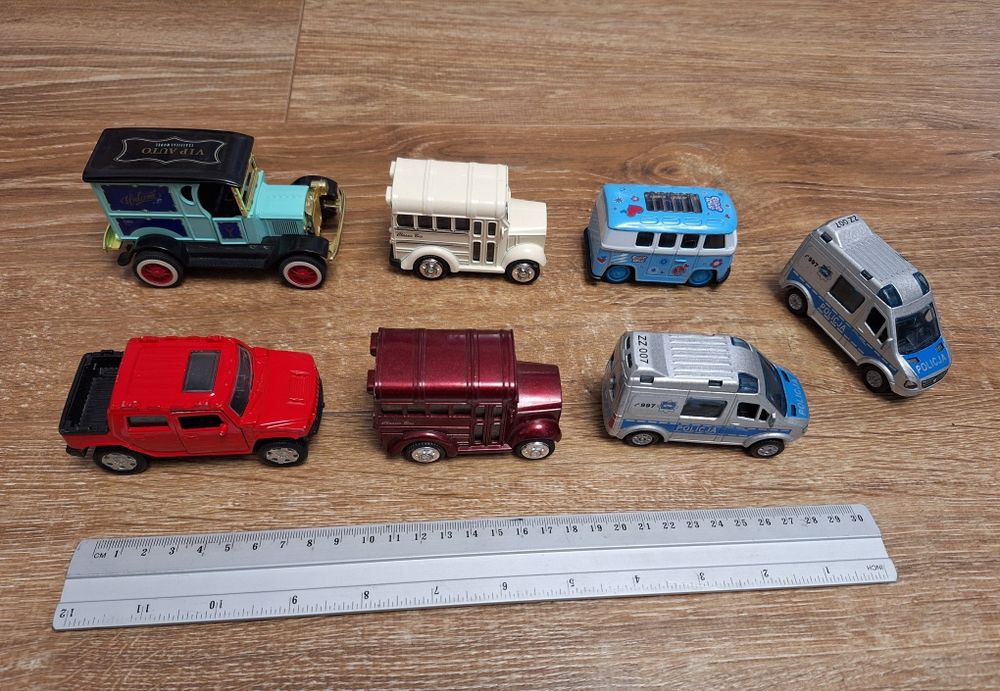 Samochód, auto. 7 metalowych aut. Policja