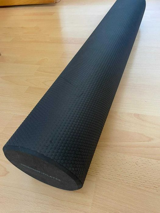Rolo de Pilates em Espuma 90cm de Comprimento 15cm de Diâmetro Preto​ + Halteres 1kg