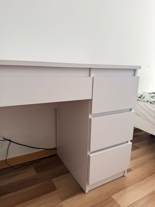 Białe biurko jak nowe