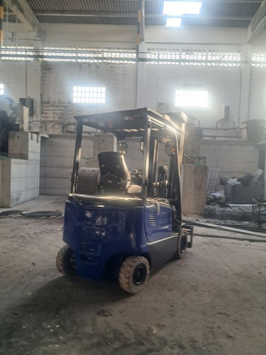 Empilhador doosan 2.5t