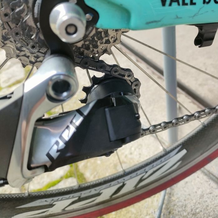 Bianchi Oltre XR3 com grupo elétrico SRAM Red