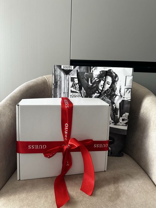 Костюм GUESS в трендовому кольорі