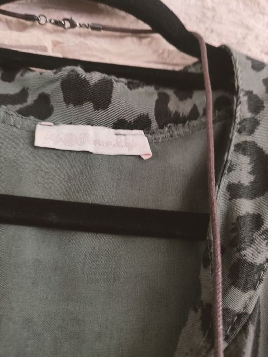 Sukienka khaki w panterkę