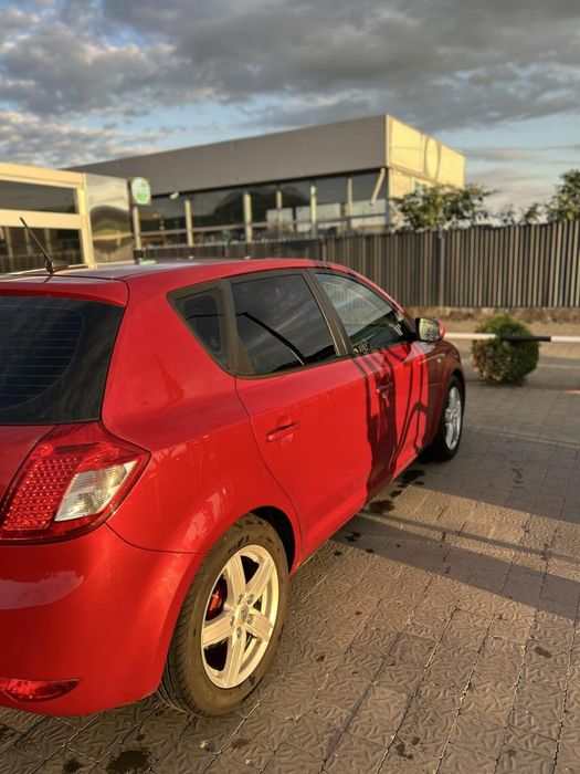 Kia Ceed 2009 червона