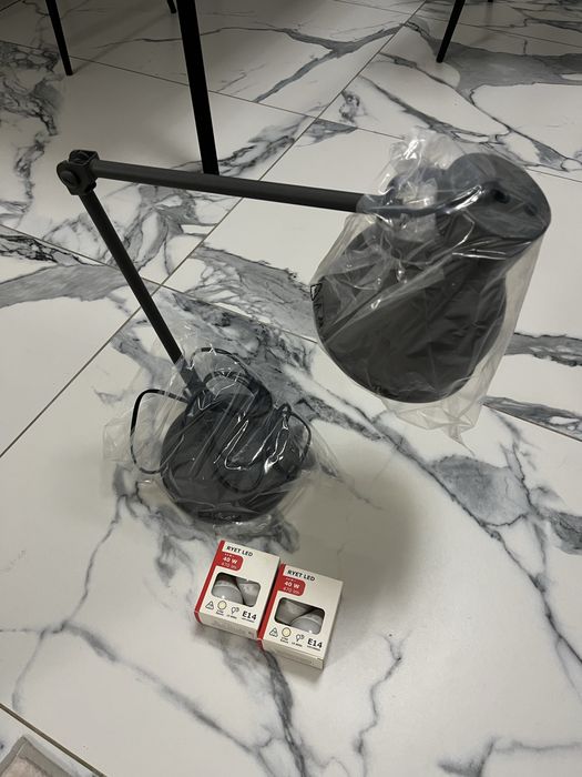 Настільна лампа із зарядним пристроєм індуктивний Ikea HEKTAR