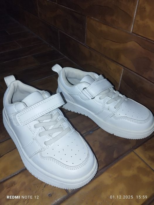 Продаю кеди білі