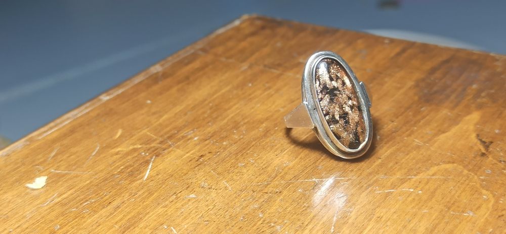 Stary pierścionek ze srebra piasek pustyni