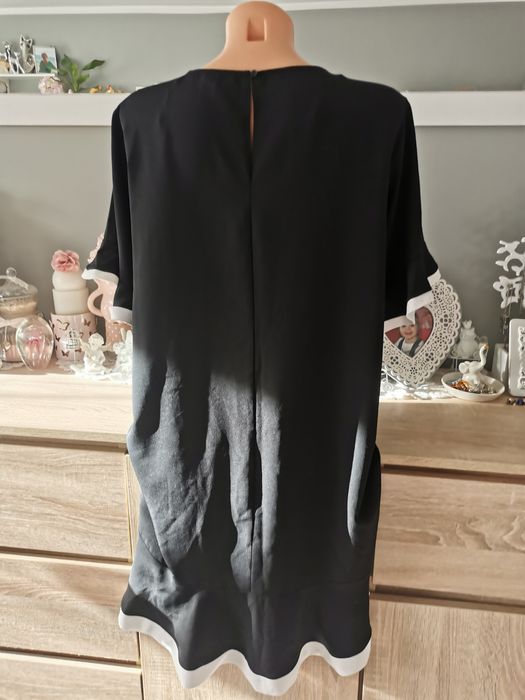 Urocza Mała Czarna XL 42