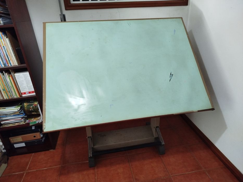 Mesa de desenho ajustável