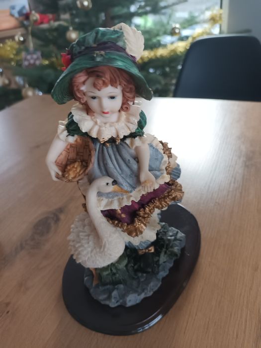Figurka porcelanowa gęś dziewczynka z gąska