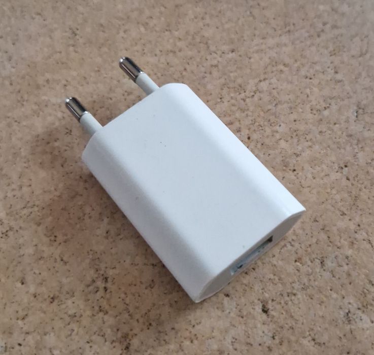 Różne kable do smartfonów, ładowarki, komórki