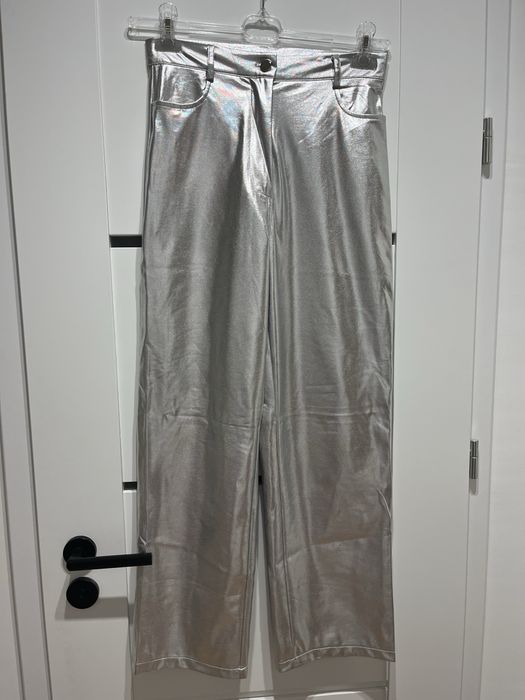 Metaliczne spodnie z szeroką nogawką