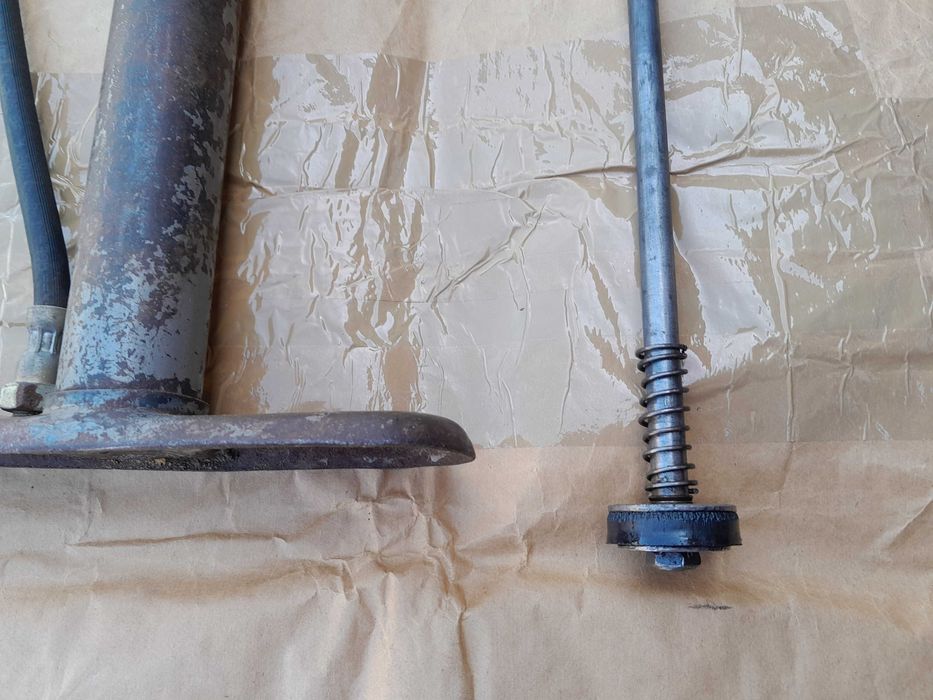 Pompka rowerowa metalowa stojąca słupkowa z czasów PRL