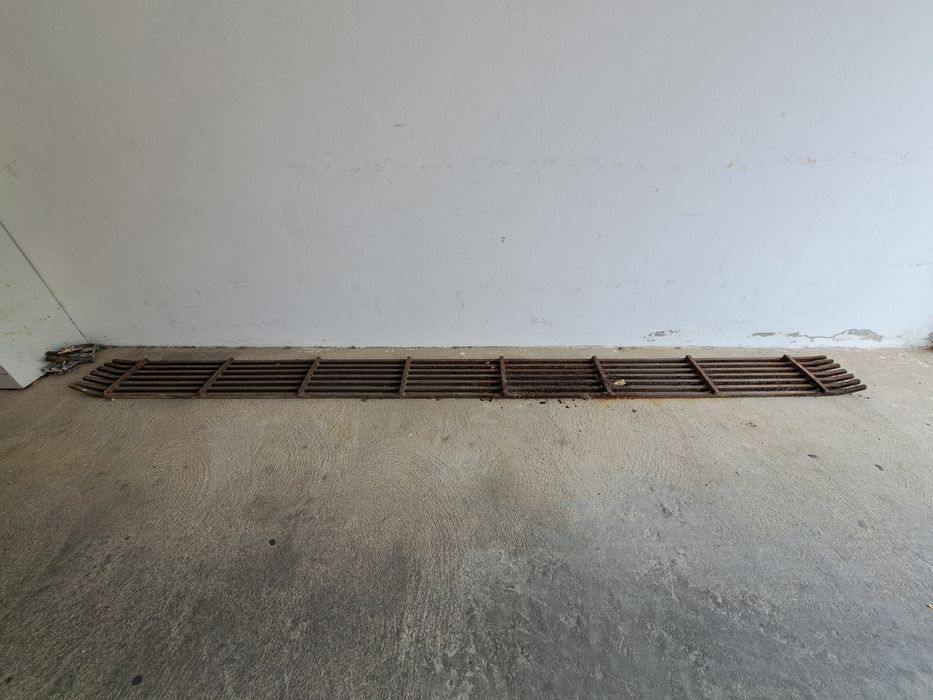 Grelha em ferro ( bastante pesada)